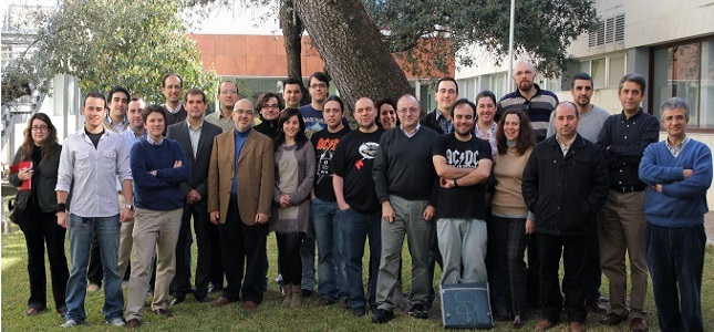 Foto de los profesores del departamento, tomada en los jardines se la ETSII